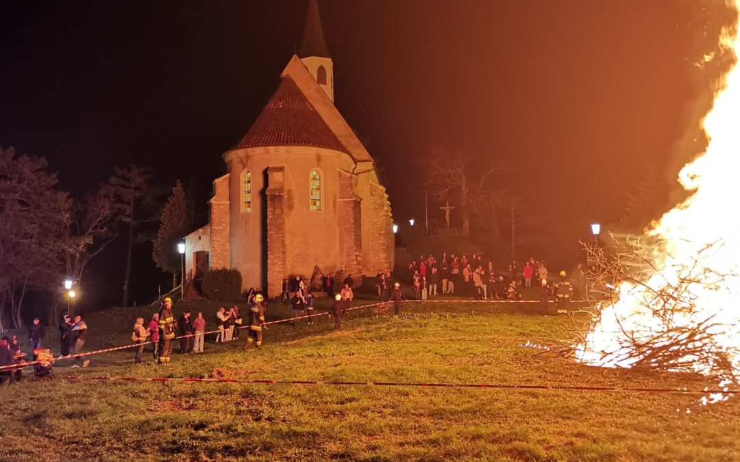 Brandsicherheitswache beim traditionellen Osterfeuer